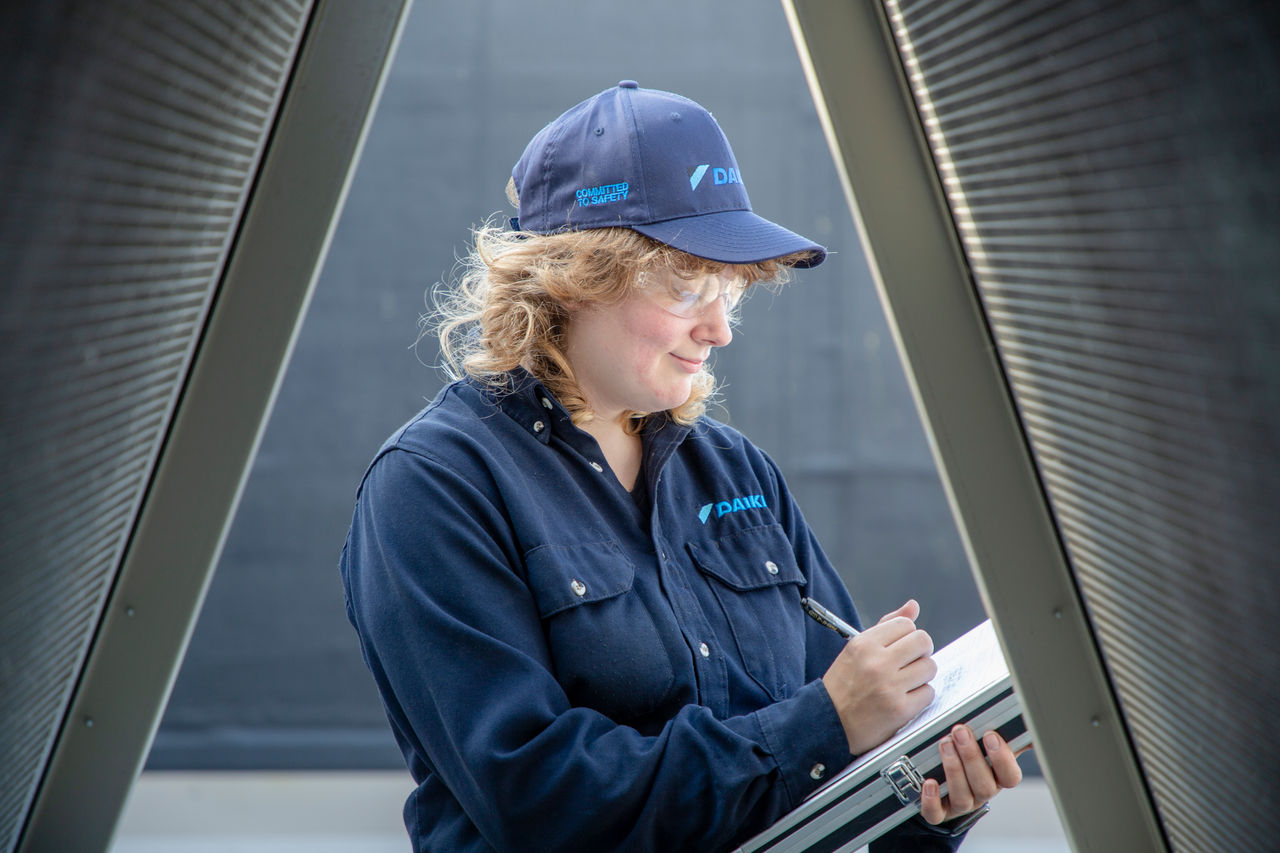 Дама улучшает свои показатели в Академии сервисного обслуживания Daikin